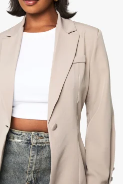 Blazer sur‑mesure en tissu tissé Plus avec détails de bouton en tissu assorti