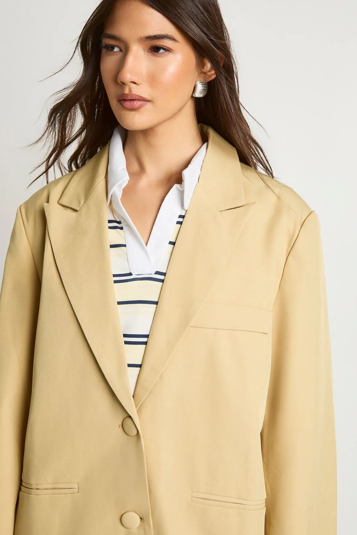Blazer sur-mesure à simple boutonnage et coupe décontractée