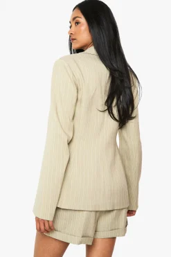 Blazer tailleur à rayures fines et détails boutonnés