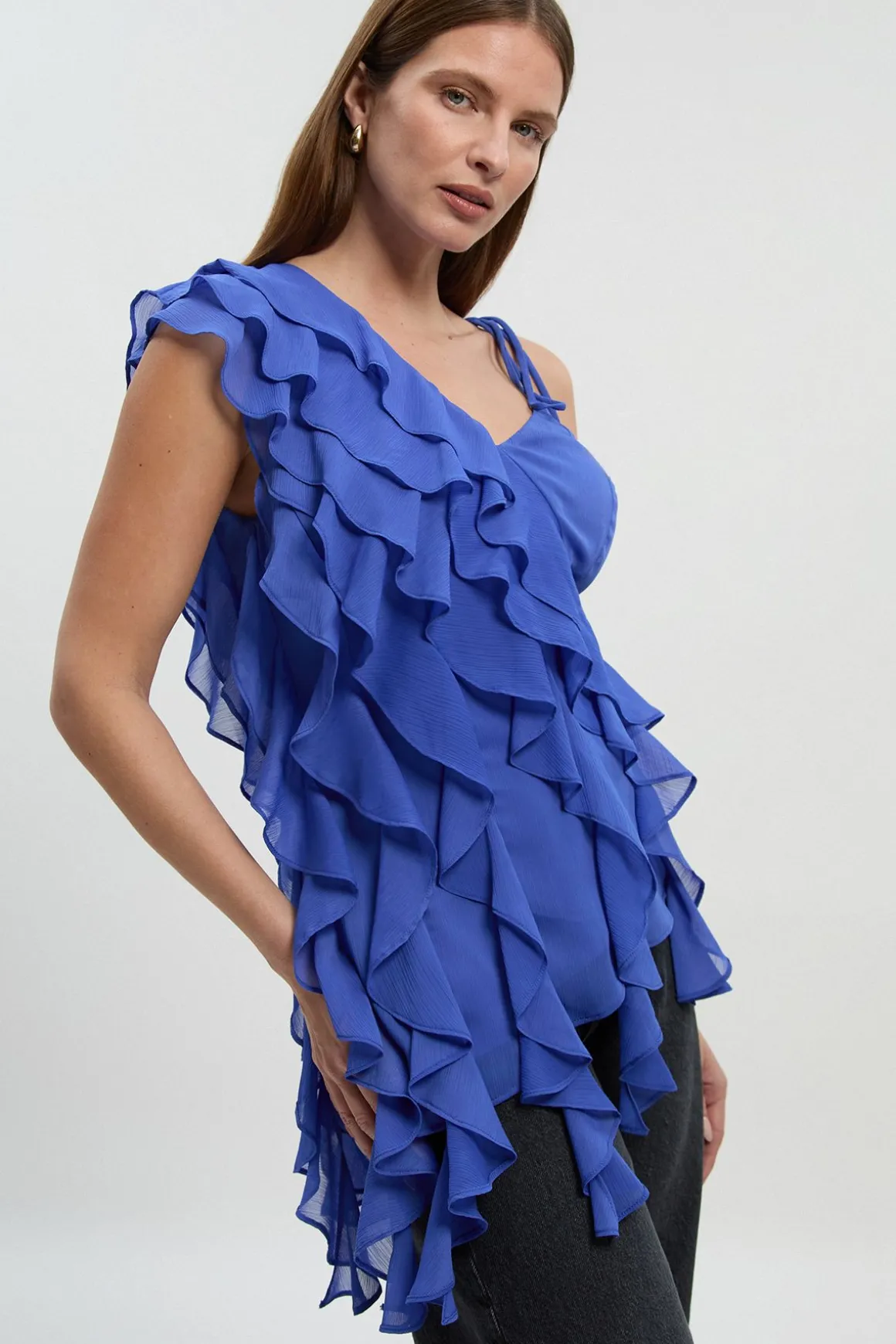 Blouse asymétrique en mousseline avec détails à volants
