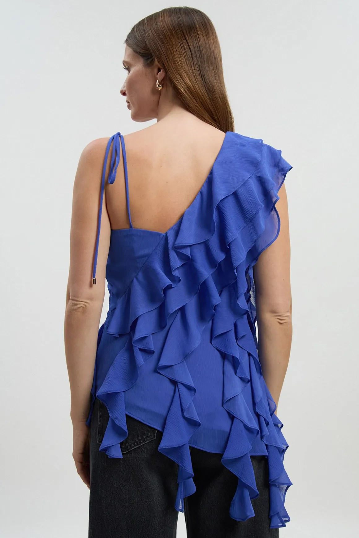 Blouse asymétrique en mousseline avec détails à volants