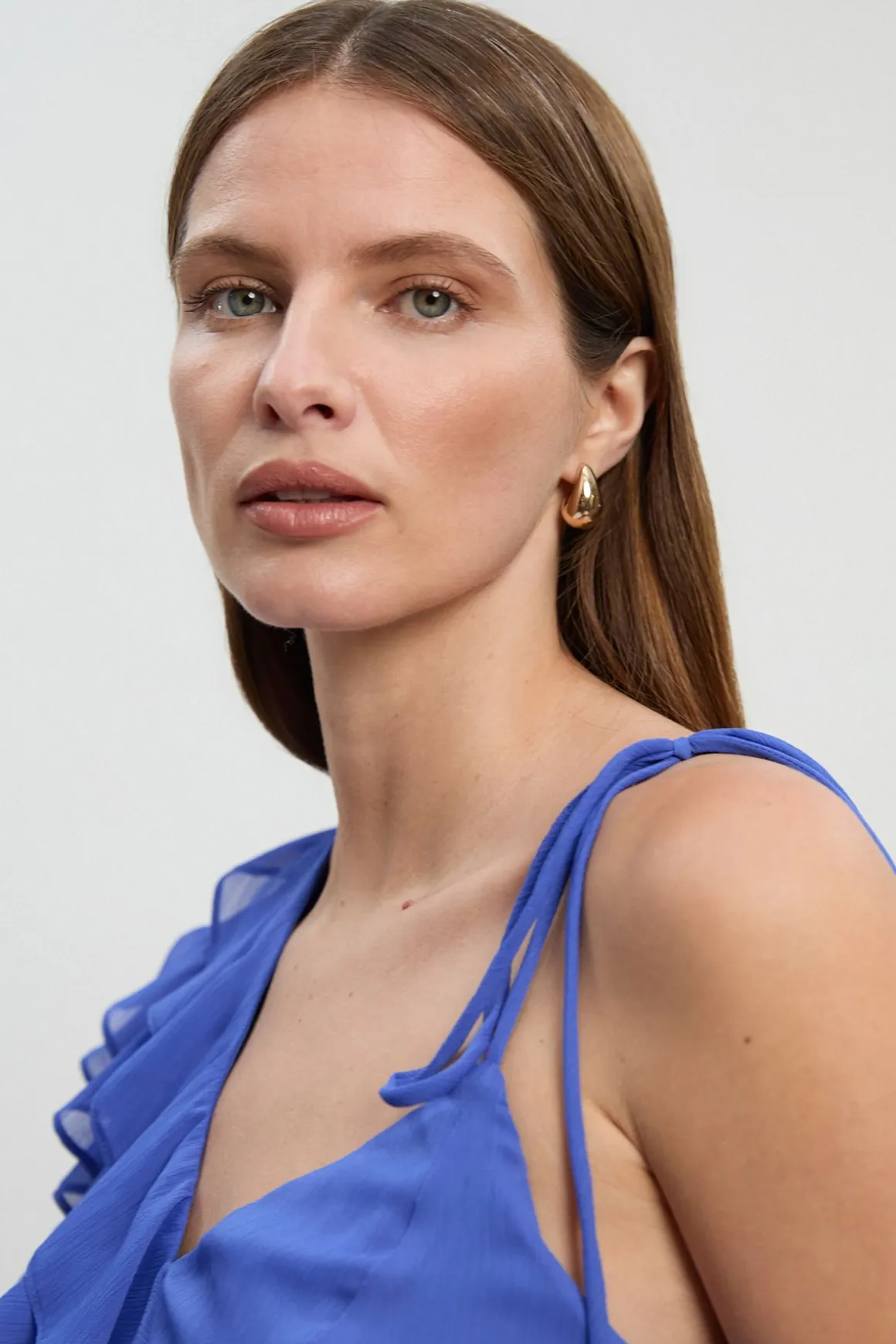 Blouse asymétrique en mousseline avec détails à volants