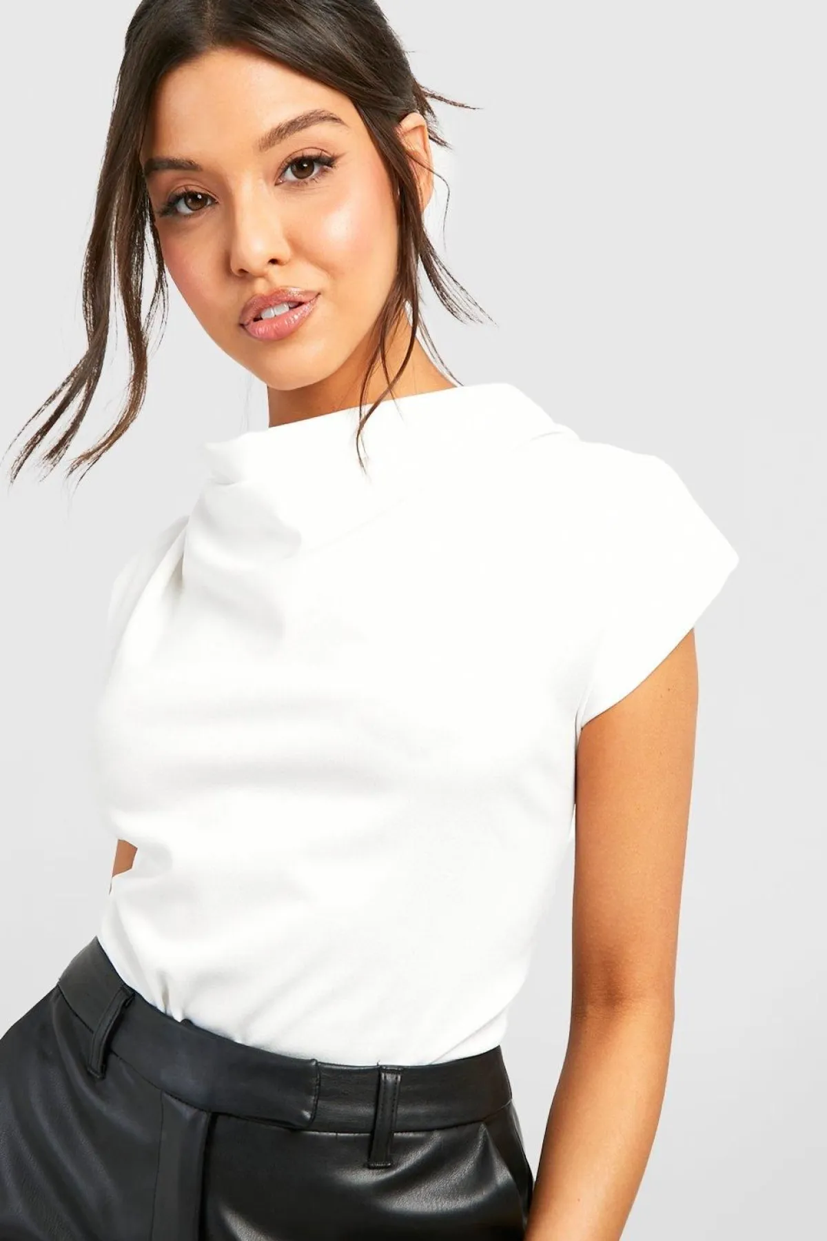 boohoo Blouse en crêpe à col drapé et épaules structurées<Femme Tops