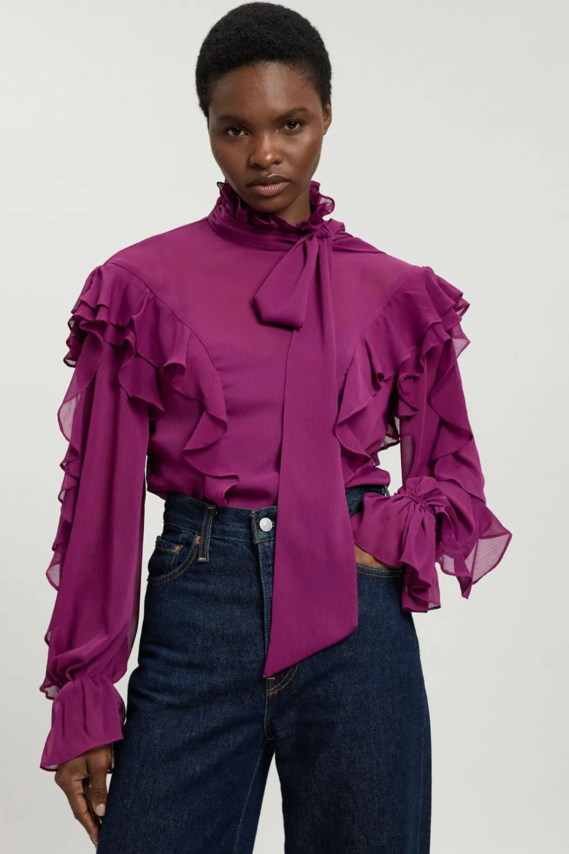 Blouse en Georgette Froissée à Volants avec Nœud Lavallière
