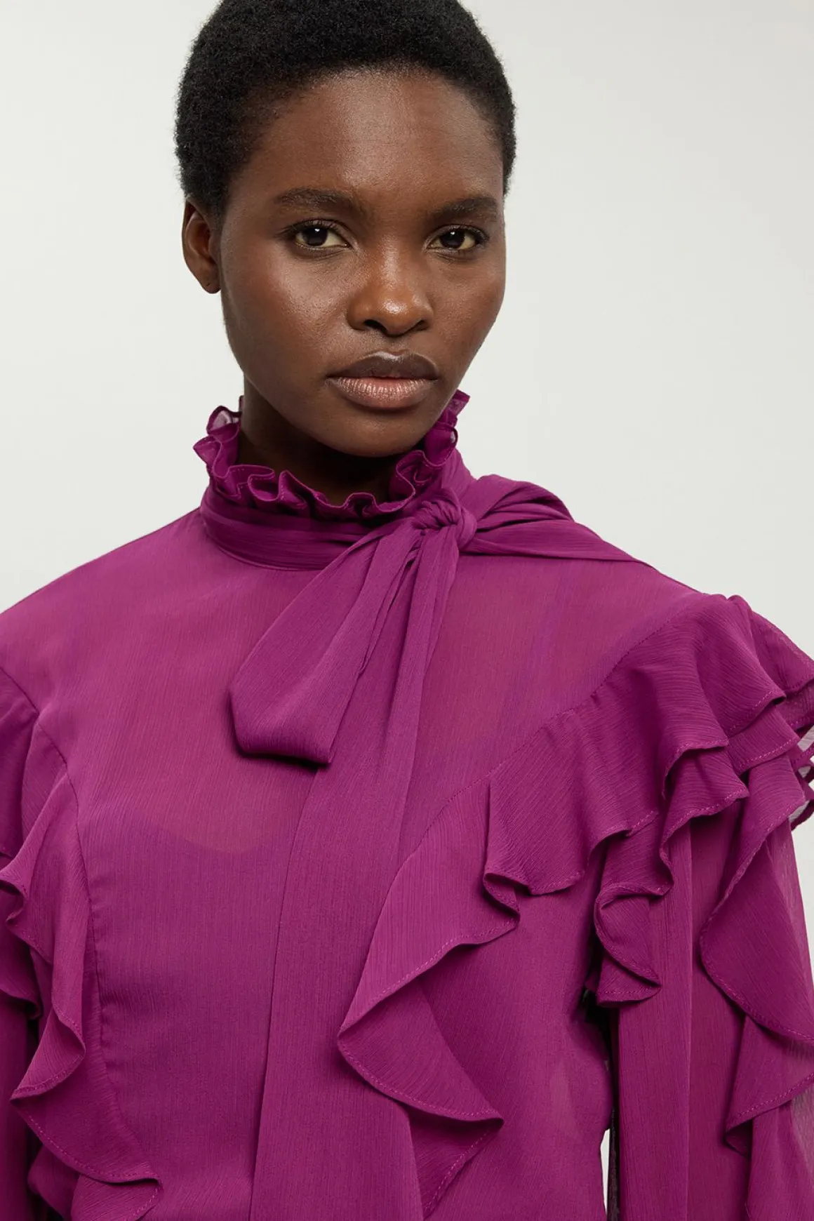 Blouse en Georgette Froissée à Volants avec Nœud Lavallière