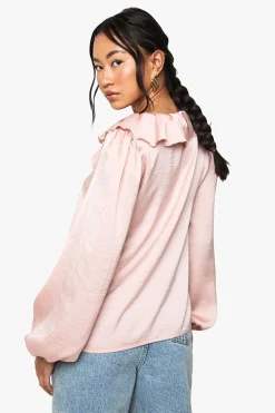 Blouse en satin martelé à volants