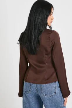 Blouse en satin à nouer à l'avant avec manches évasées
