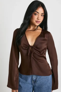 Blouse en satin à nouer à l'avant avec manches évasées