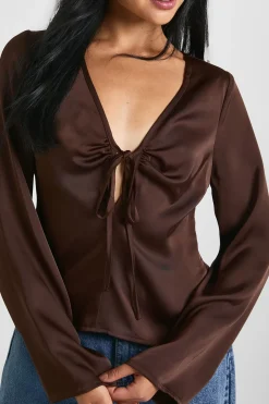 Blouse en satin à nouer à l'avant avec manches évasées