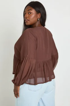 boohoo Blouse Grande Taille En Mousseline À Volants Et Décolleté Plongeant<Femme Looks Chocolat|Tops