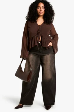 boohoo blouse grande taille à nouer sur le devant avec volant<Femme Looks Chocolat|Tops