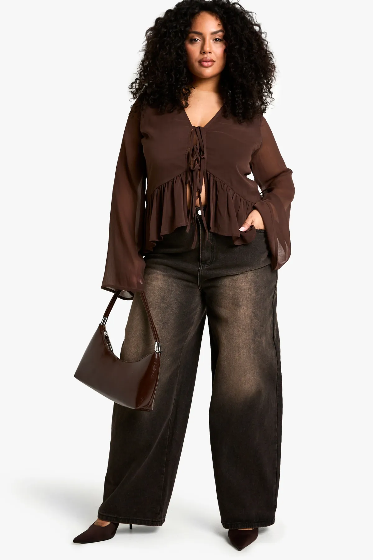 boohoo blouse grande taille à nouer sur le devant avec volant<Femme Looks Chocolat|Tops