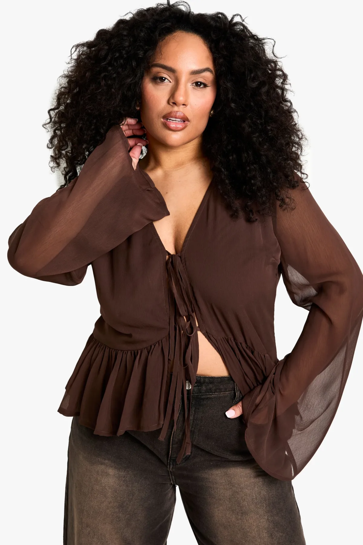 boohoo blouse grande taille à nouer sur le devant avec volant<Femme Looks Chocolat|Tops