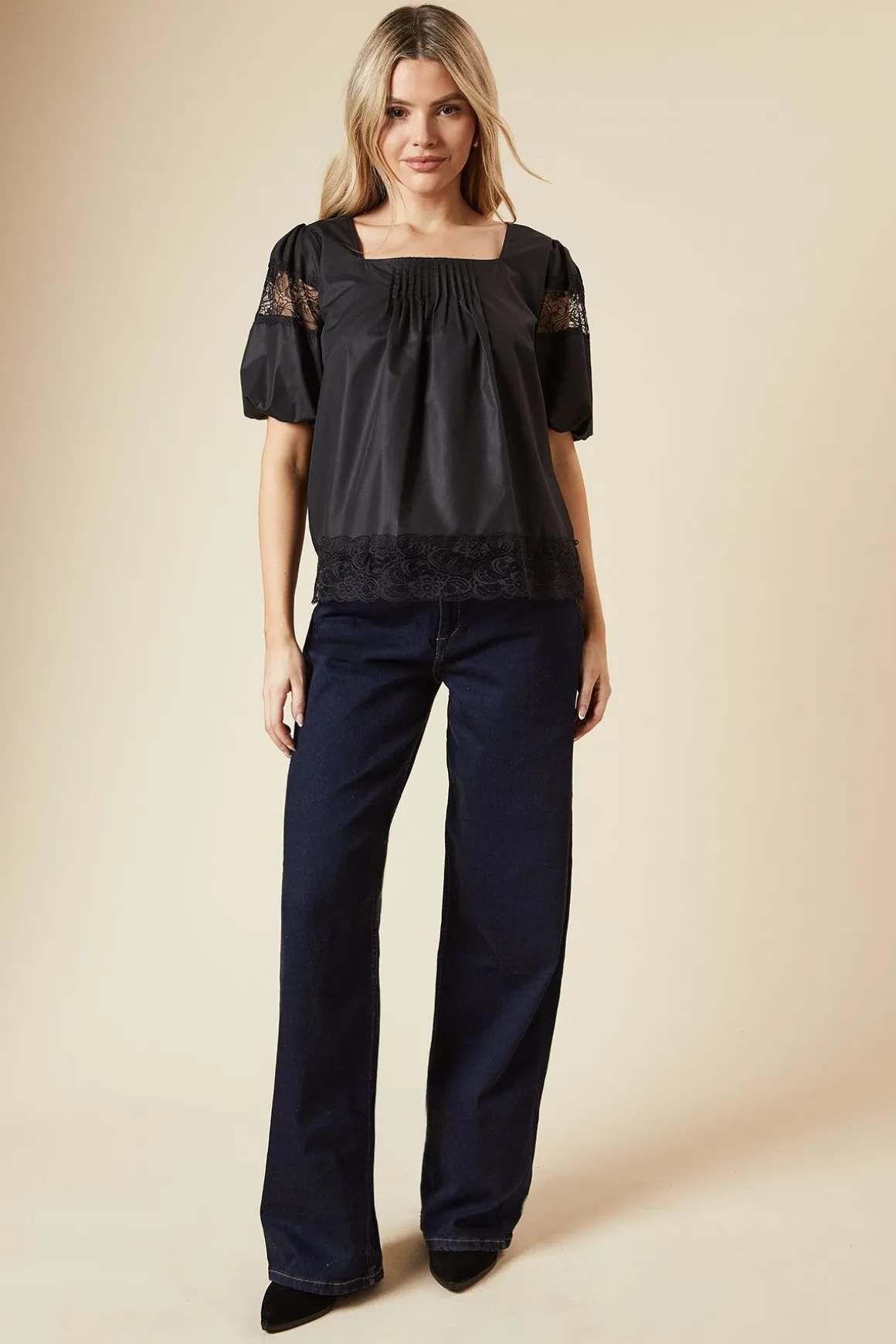 Blouse à Manches Courtes avec Plis Devant et Finitions en Dentelle