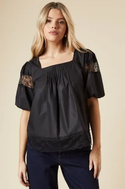 Blouse à Manches Courtes avec Plis Devant et Finitions en Dentelle