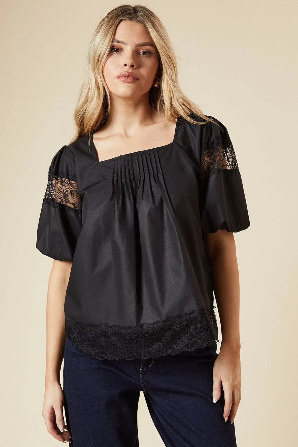 Blouse à Manches Courtes avec Plis Devant et Finitions en Dentelle