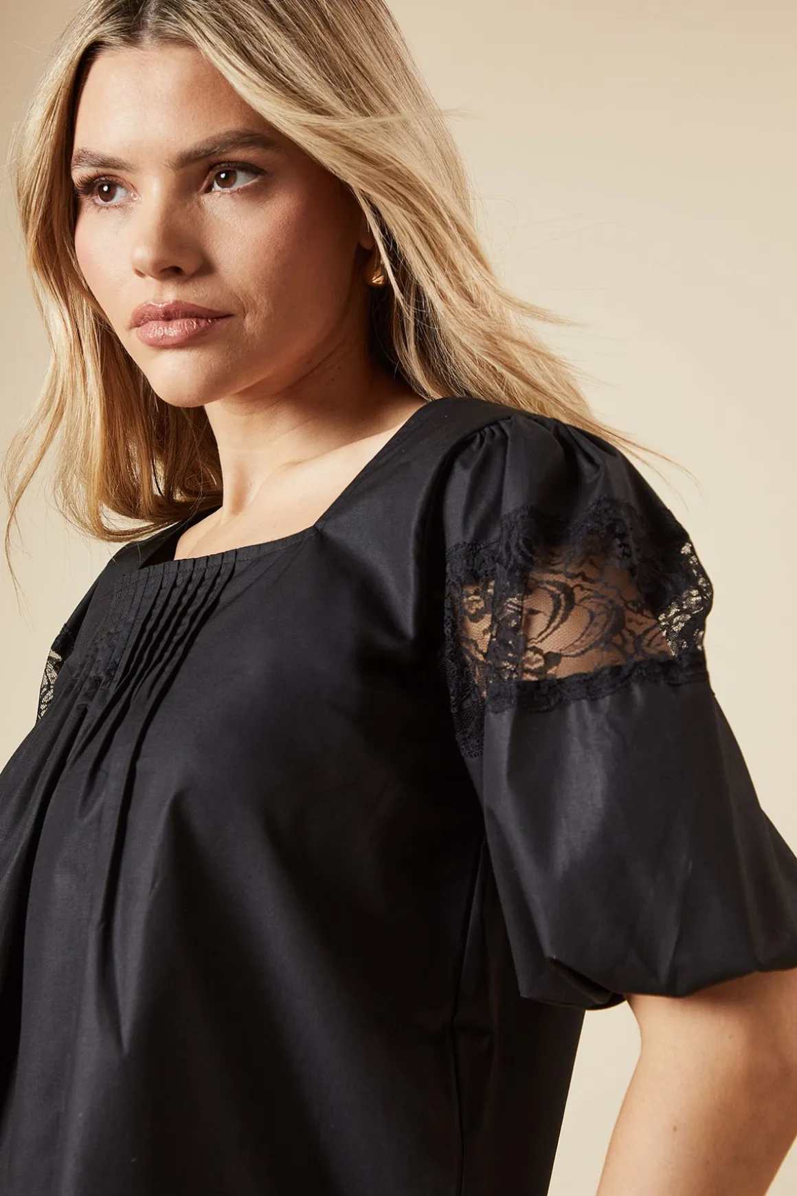 Blouse à Manches Courtes avec Plis Devant et Finitions en Dentelle