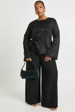 Blouse à manches évasées avec détails de garniture dorée