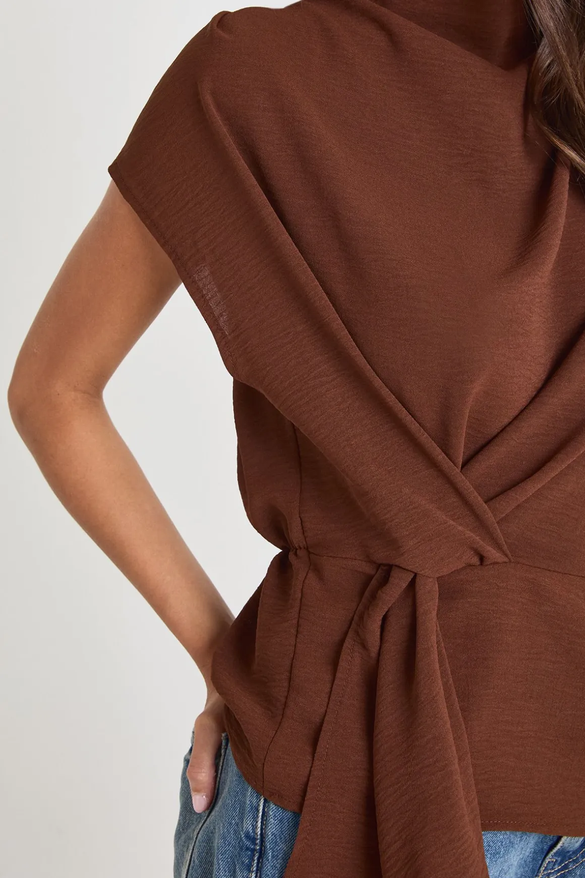 Blouse à nœud martelé, encolure drapée