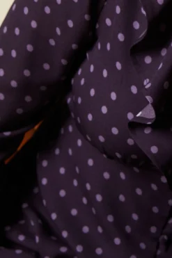 Blouse Tea Manches Longues à Pois Berry avec Col à Volants et Boutonnage Devant