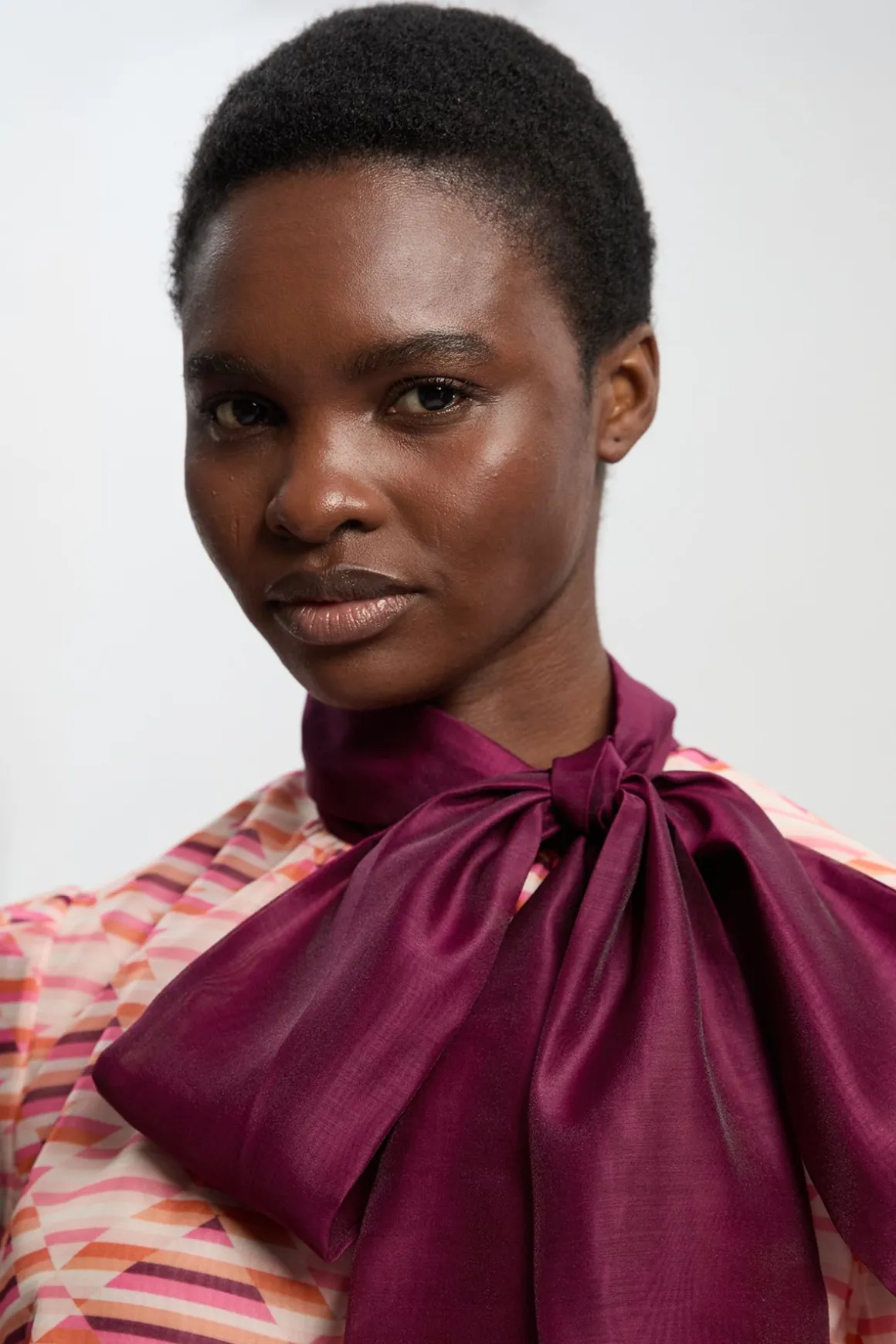 Blouse Tissée En Organdi À Imprimé Géométrique Avec Nœud Lavallière