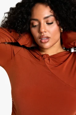 Body grande taille avec détail twist et fronces