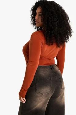Body grande taille avec détail twist et fronces