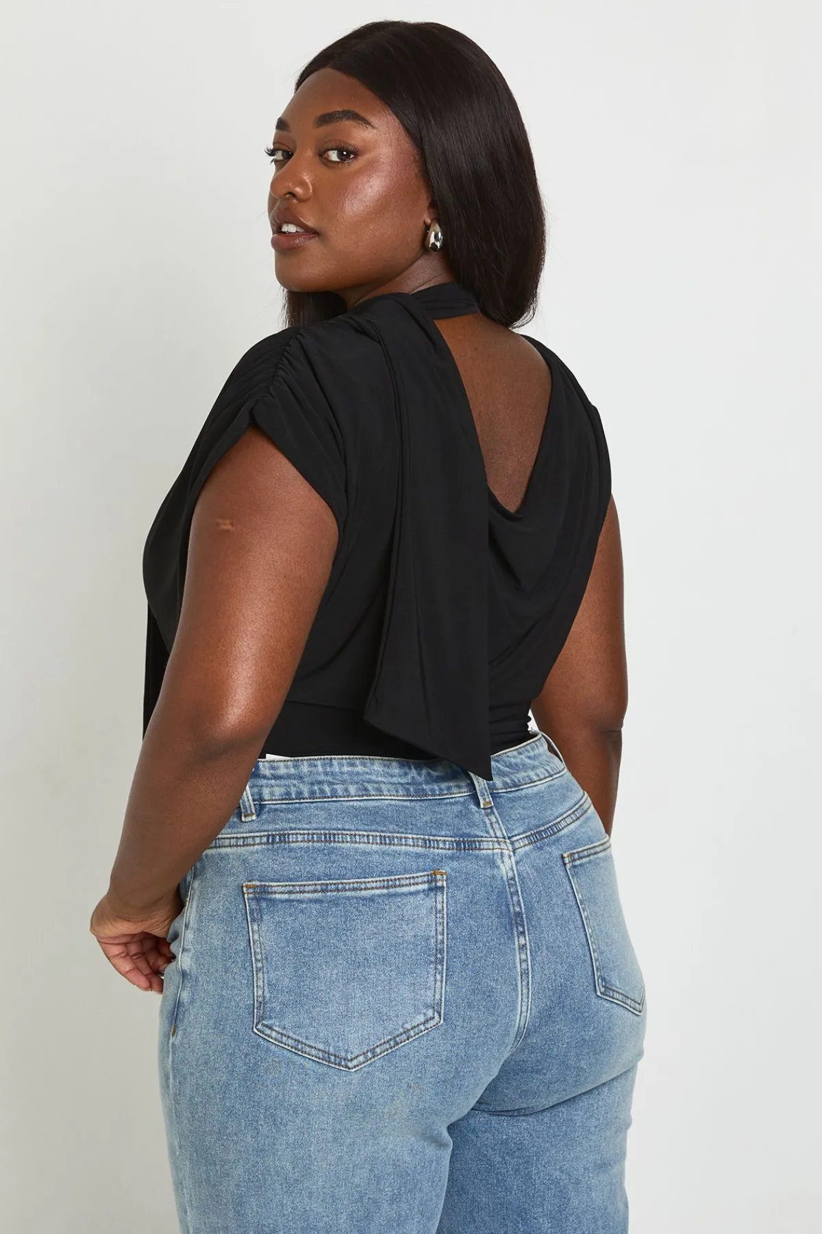 boohoo Body Grande Taille Double Épaisseur Tissu Slinky Détail Foulard Et Épaules Froncées<Femme Tops