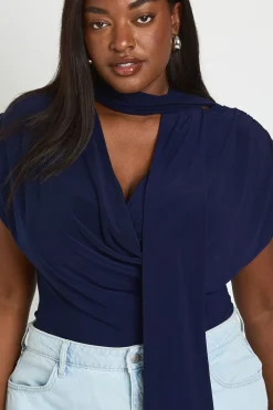 Body Grande Taille En Tissu Slinky Double Couche Avec Détail Foulard Et Épaules Froncées