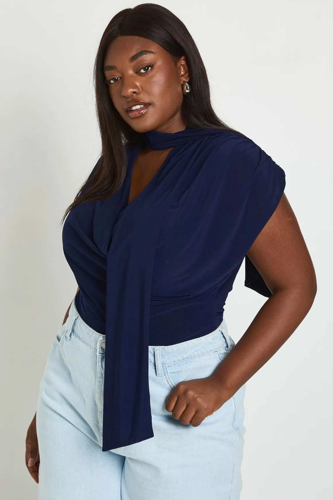 Body Grande Taille En Tissu Slinky Double Couche Avec Détail Foulard Et Épaules Froncées