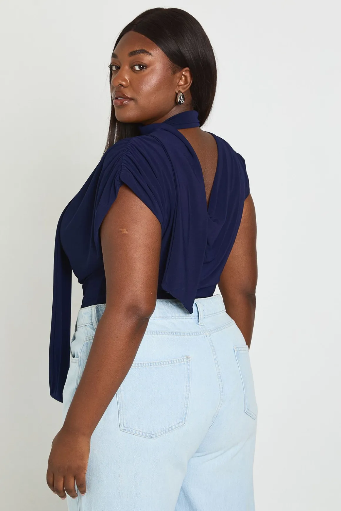 Body Grande Taille En Tissu Slinky Double Couche Avec Détail Foulard Et Épaules Froncées
