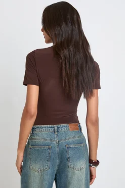 boohoo Body Grande Taille À Manches Courtes En Tissu Slinky Double Couche<Femme Looks Chocolat|Tops