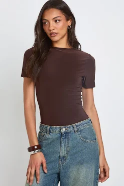 boohoo Body Grande Taille À Manches Courtes En Tissu Slinky Double Couche<Femme Looks Chocolat|Tops