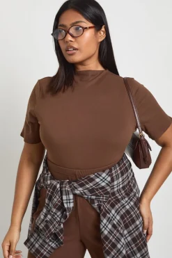 Body Grande Taille À Manches Courtes En Tissu Ultra Doux Avec Encolure Intégrée