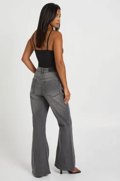 boohoo Body Petite Sans Manches À Bretelles En Tissu Pêche Sculptant Avec Coussinets Amovibles<Femme Tops