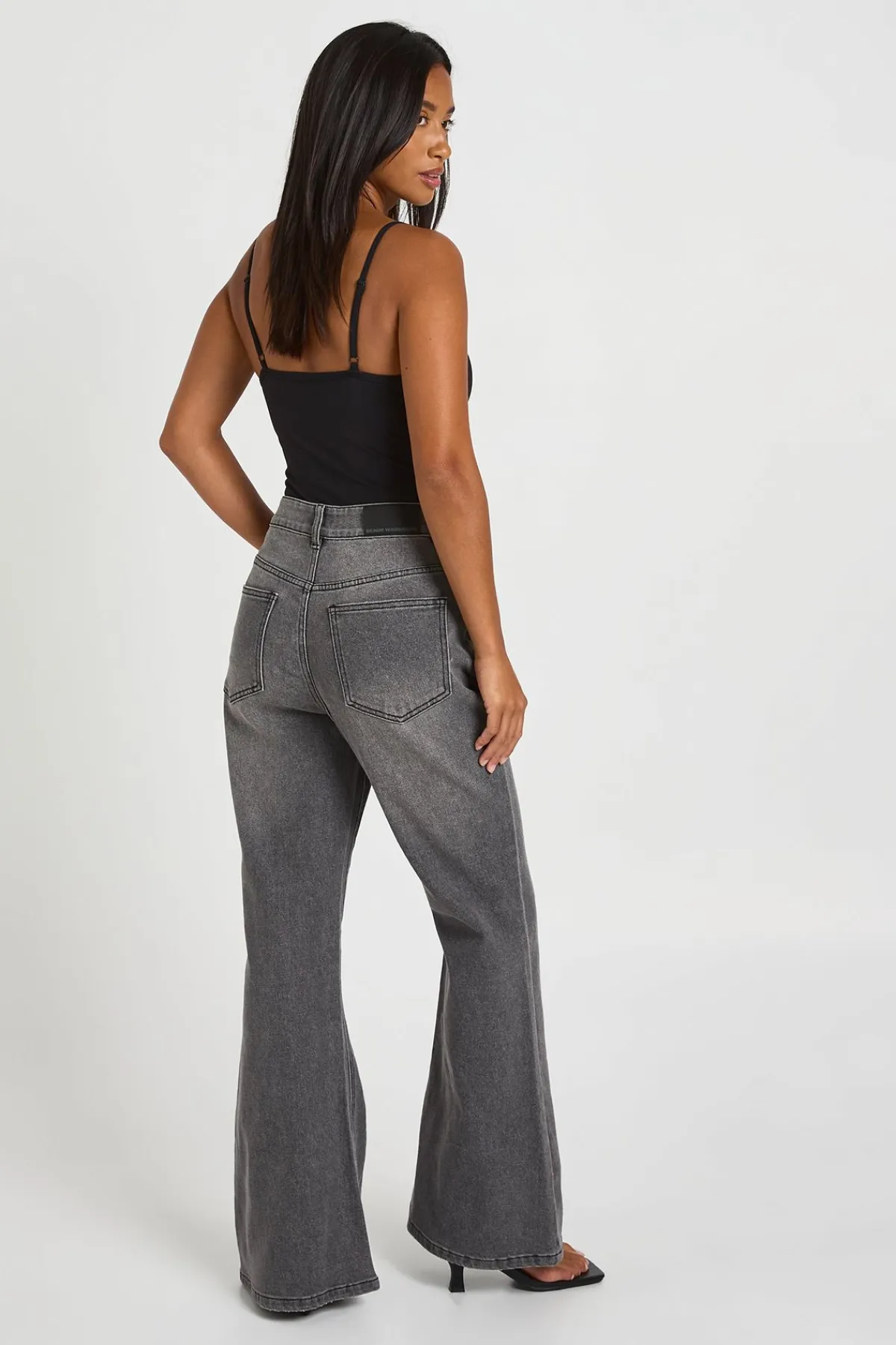 boohoo Body Petite Sans Manches À Bretelles En Tissu Pêche Sculptant Avec Coussinets Amovibles<Femme Tops