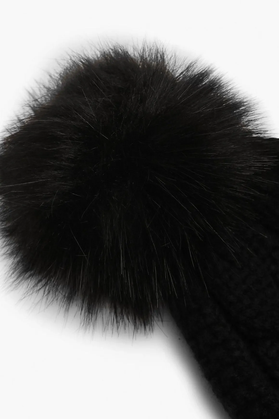 Bonnet En Tricot Torsadé Avec Faux Pompon