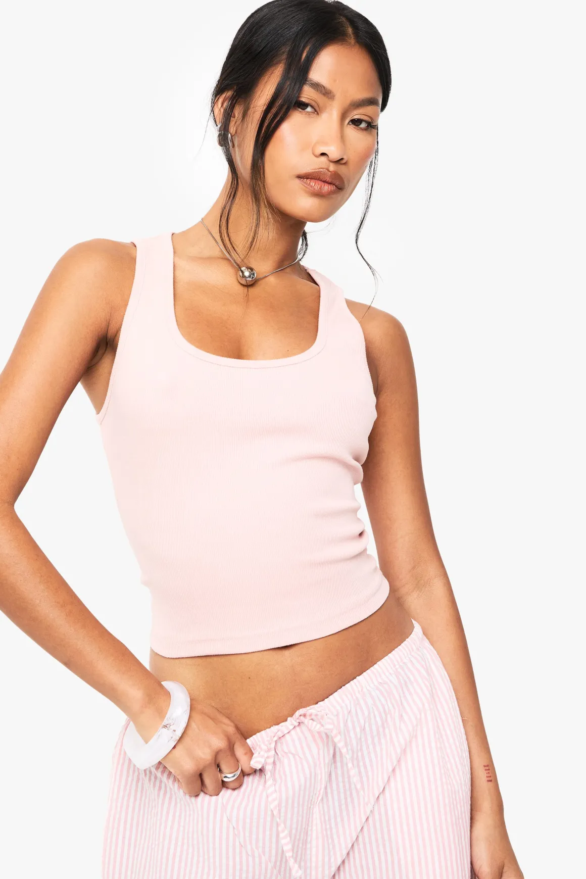 Boohoo Basics Débardeur côtelé à encolure échancrée et dos nageur