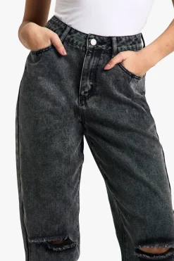 Boohoo Basics Jeans Droit Déchiré au Genou