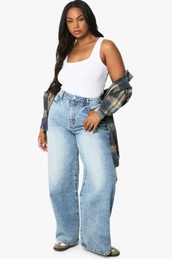 Boohoo Basics Plus Basics Jeans taille haute et jambes larges