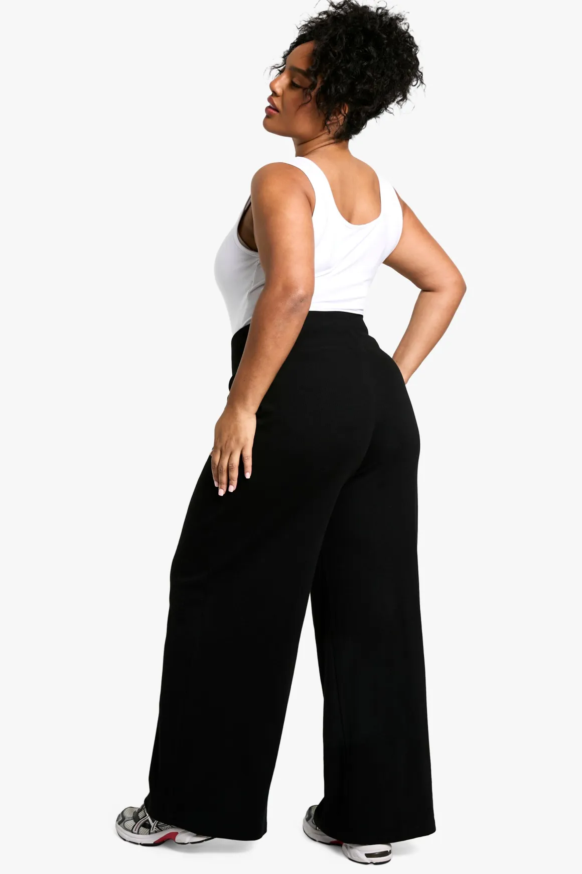 Boohoo Basics Plus Pantalon à grosses côtes et jambes larges