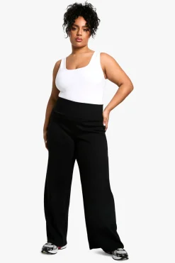 Boohoo Basics Plus Pantalon à grosses côtes et jambes larges