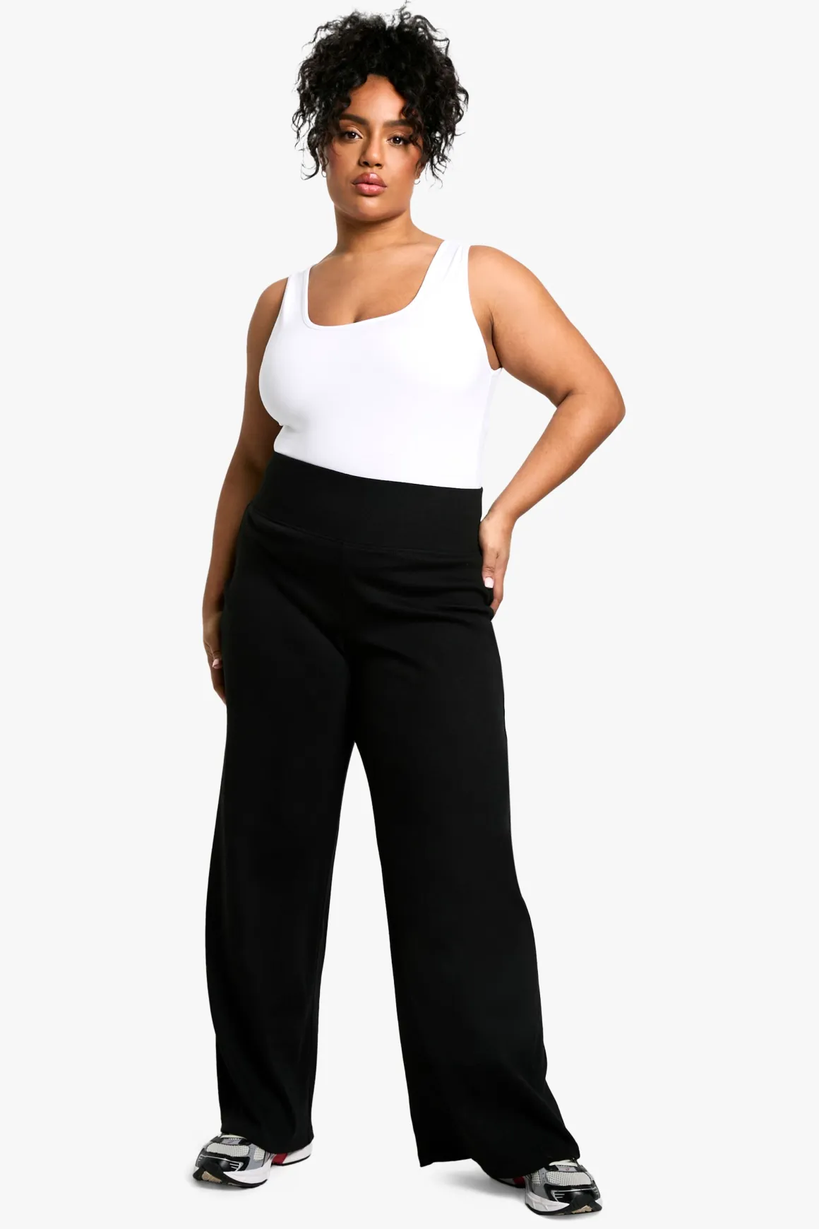 Boohoo Basics Plus Pantalon à grosses côtes et jambes larges