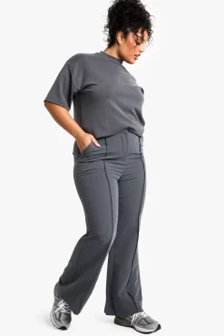 BOOHOO BASICS PLUS PANTALON TAILLÉ À JAMBE ÉVASÉE