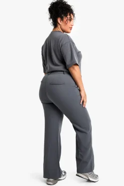BOOHOO BASICS PLUS PANTALON TAILLÉ À JAMBE ÉVASÉE