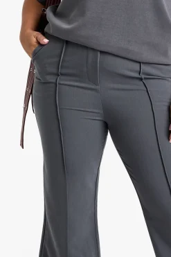 BOOHOO BASICS PLUS PANTALON TAILLÉ À JAMBE ÉVASÉE