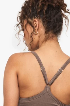 boohoo Basics Soutien-gorge de sport léger à maintien longline en côtes sans couture<Femme Athleisure|Vêtements De Sport