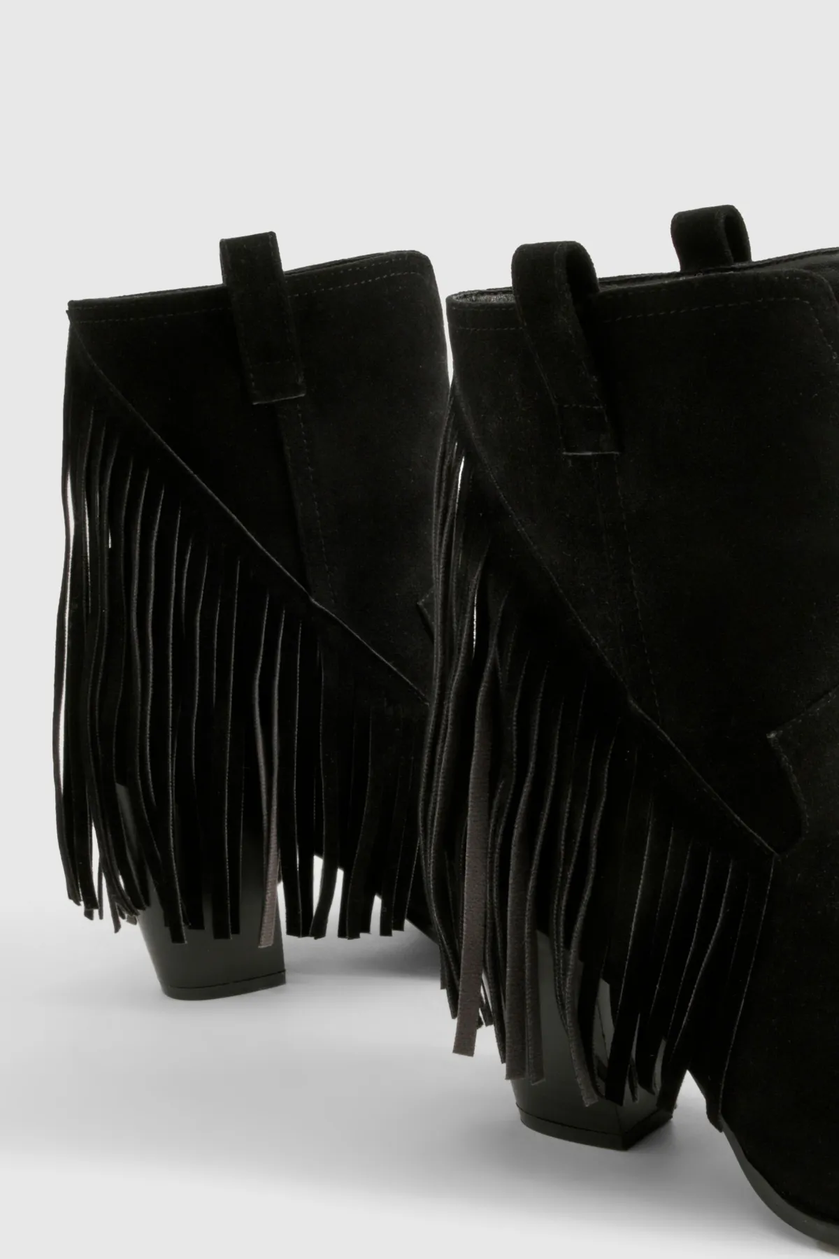 boohoo Botte chevillère western à talon, coupe large, en fausse suède avec détails frangés et pompons< Bottes Mi-Hautes|Bottes