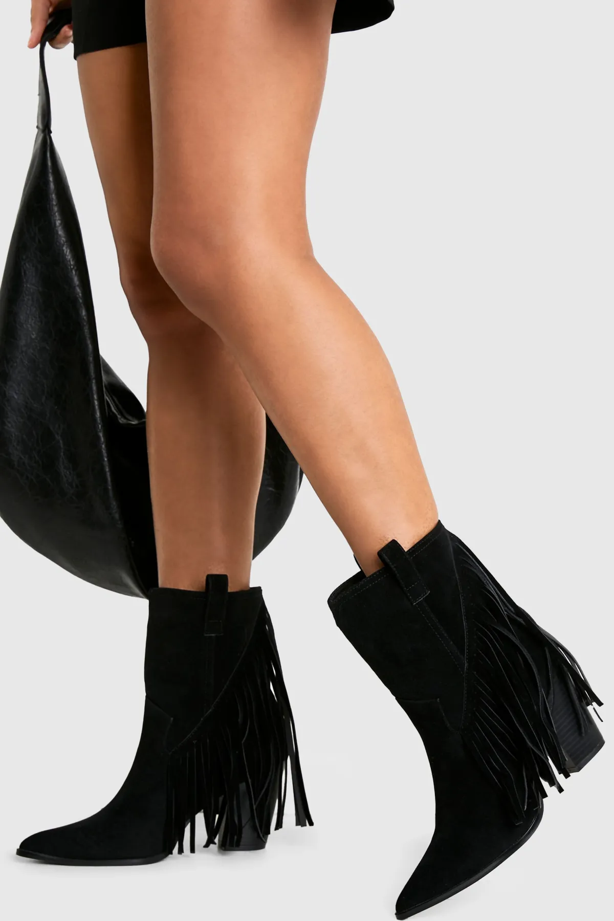 boohoo Botte chevillère western à talon, coupe large, en fausse suède avec détails frangés et pompons< Bottes Mi-Hautes|Bottes