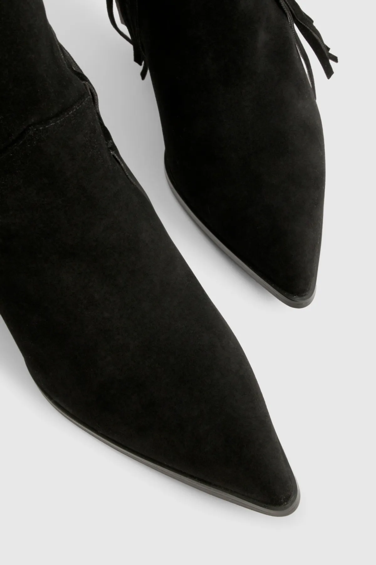boohoo Botte chevillère western à talon, coupe large, en fausse suède avec détails frangés et pompons< Bottes Mi-Hautes|Bottes